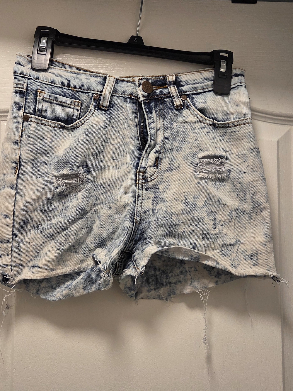 VIP Women's Acid Wash Light Blue Denim Shorts Size 7/8